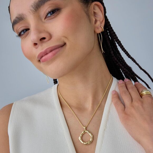 14K Gold Plated Dainty Pendant Necklace Hammered Circle Beachy Summer Conch - Picture 3 of 4